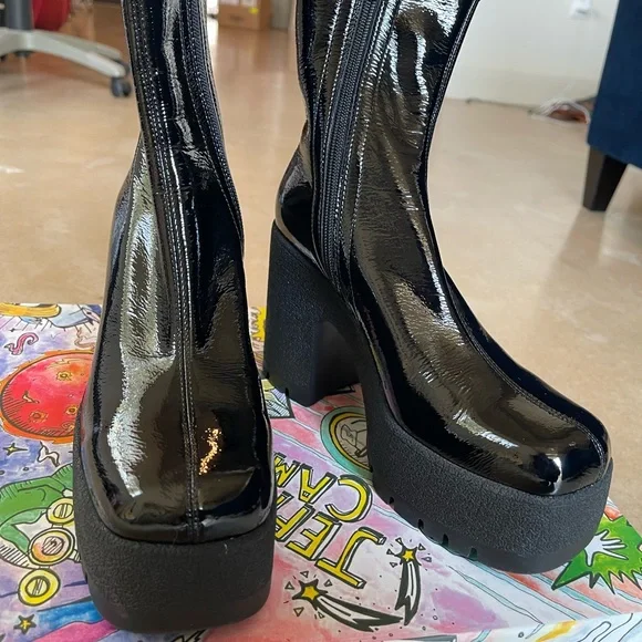 Jeffrey Campbell- Refresh Boot Black Crinkle Patent
Size W7.5 - Picture 7 of 7